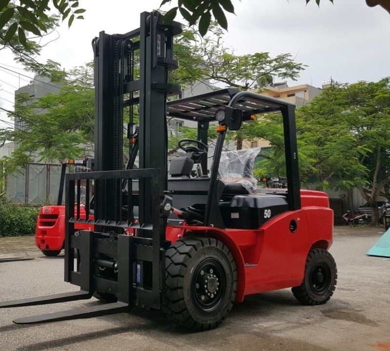 Xe nâng càng dầu